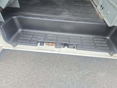 Used 2015 Chevrolet Express 2500 RWD image 15