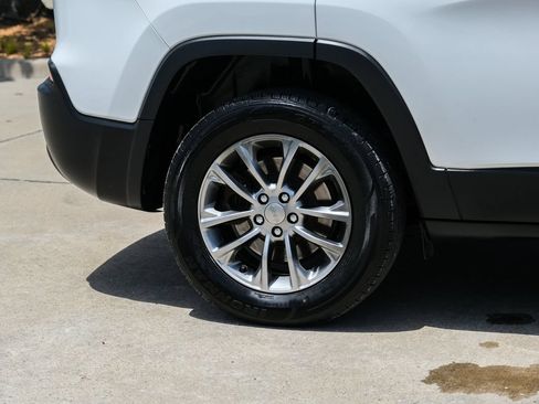 Used 2019 Jeep Cherokee Latitude Plus w/ Comfort/Convenience Group AWD/4WD image 16