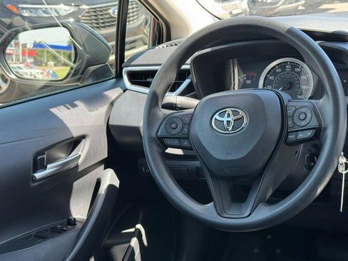 Used 2021 Toyota Corolla LE FWD image 12