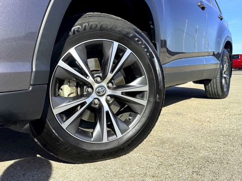 Used 2019 Toyota Highlander LE image 2