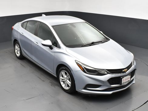 Used 2017 Chevrolet Cruze LT image 21