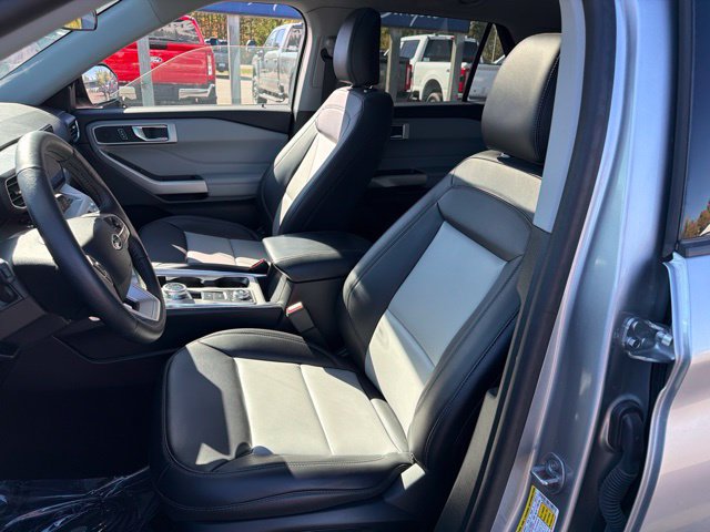 Used 2024 Ford Explorer XLT w/ Equipment Group 202A AWD/4WD image 9