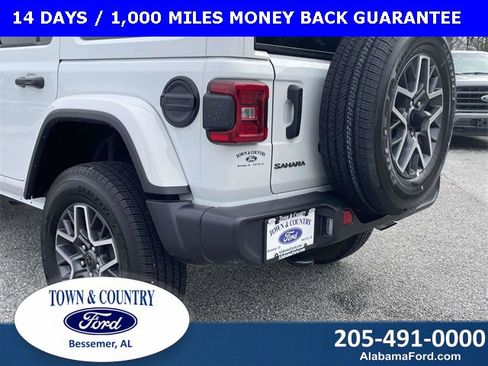 Used 2025 Jeep Wrangler Sahara image 12