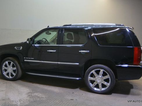 Used 2007 Cadillac Escalade AWD w/ Climate Package image 3