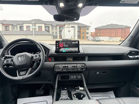 Used 2025 Honda Pilot TrailSport image 27