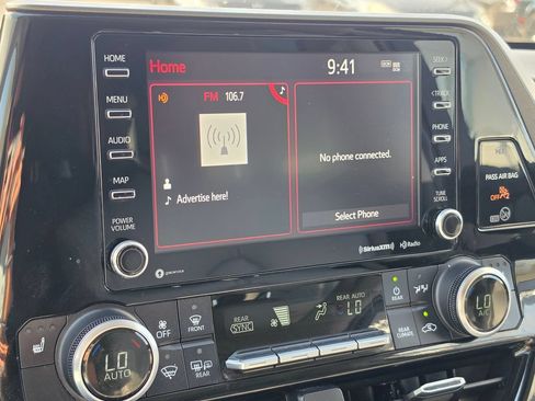 Used 2022 Toyota Highlander XLE AWD/4WD image 23