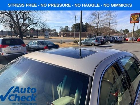 Used 2003 Lincoln Town Car Signature image 14