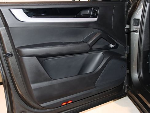 Used 2024 Porsche Cayenne image 40