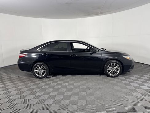Used 2015 Toyota Camry SE image 3