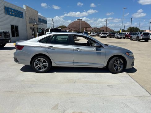 Used 2024 Volkswagen Jetta SE FWD image 2