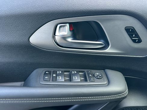 Used 2024 Chrysler Pacifica Limited w/ Uconnect Theater Family Group image 11