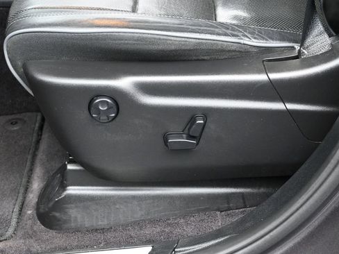 Used 2019 Jeep Grand Cherokee Overland AWD/4WD image 17