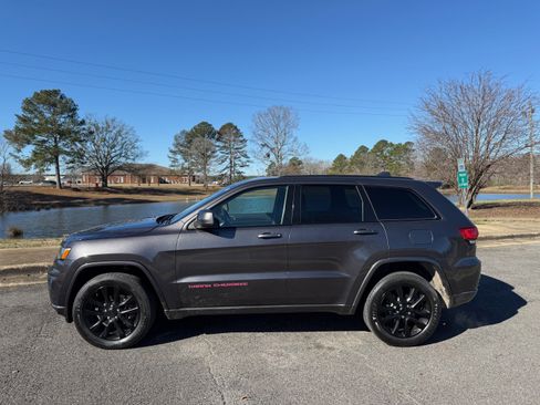 Used 2019 Jeep Grand Cherokee Altitude image 2