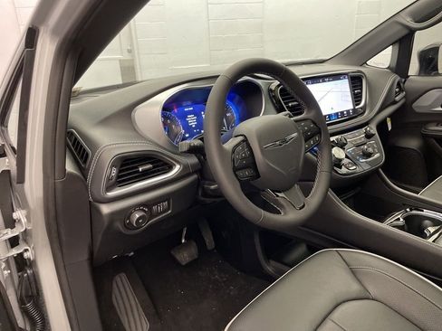 New 2026 Chrysler Pacifica Limited w/ Uconnect Theater Family Group image 17