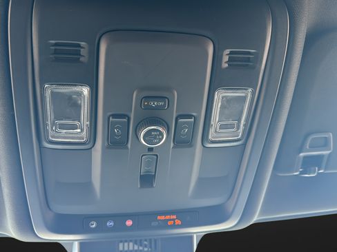 Used 2025 GMC Yukon XL Denali AWD/4WD image 13
