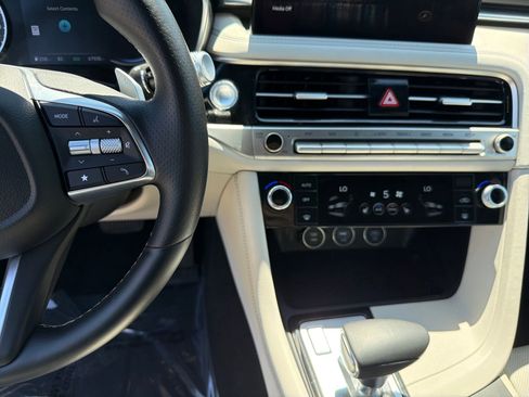 Used 2024 Genesis G70 2.5T image 16