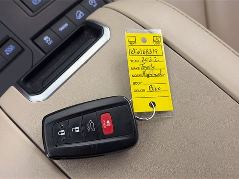 Used 2022 Toyota Highlander XLE AWD/4WD image 33