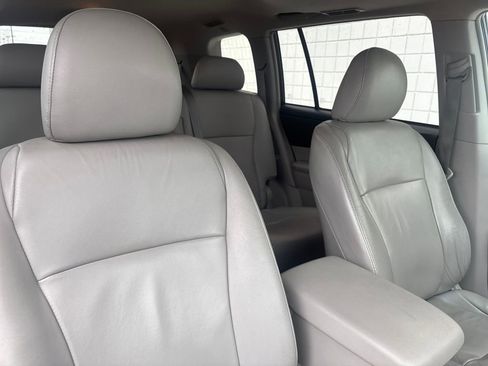 Used 2010 Toyota Highlander SE image 18