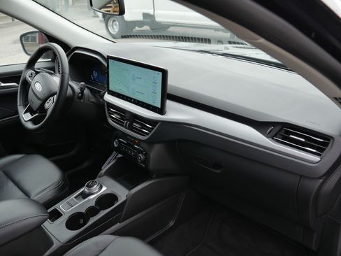 Certified 2025 Ford Escape Platinum AWD/4WD image 28