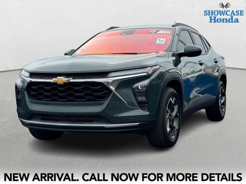 Used 2025 Chevrolet Trax LT w/ LT Convenience Package image 2
