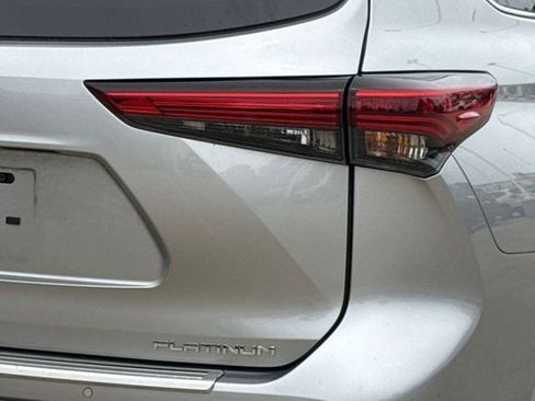 Used 2023 Toyota Highlander Platinum FWD image 7
