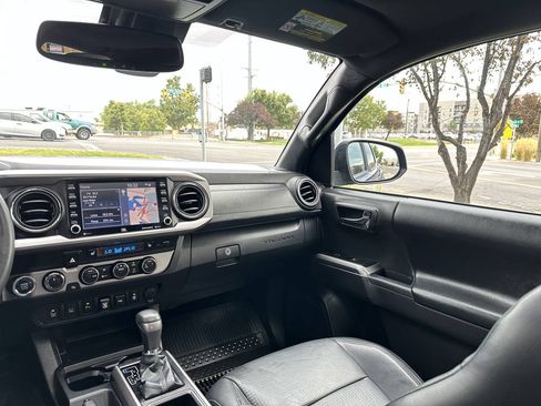 Used 2022 Toyota Tacoma Limited AWD/4WD image 32