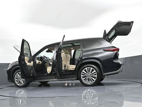 Certified 2024 Toyota Highlander Platinum FWD image 50