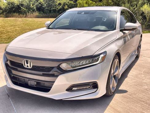 Used 2018 Honda Accord Touring image 2
