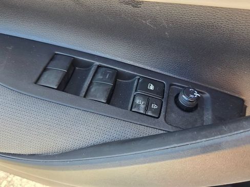 Used 2022 Toyota Corolla LE FWD image 29