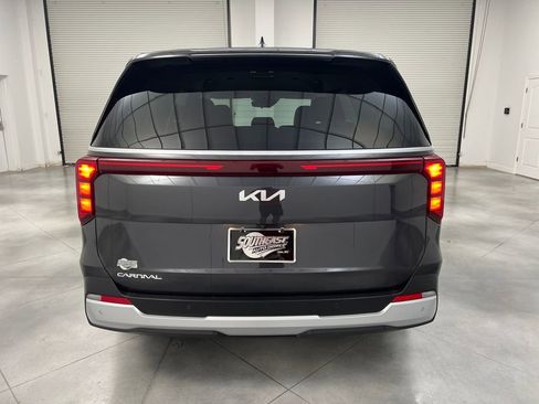 Used 2025 Kia Carnival FWD image 6