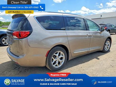 Used 2017 Chrysler Pacifica Touring-L Plus w/ Tire & Wheel Group FWD image 4