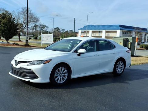 Used 2020 Toyota Camry LE image 7