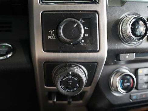 Used 2017 Ford F150 Platinum w/ Equipment Group 701A Luxury AWD/4WD image 22
