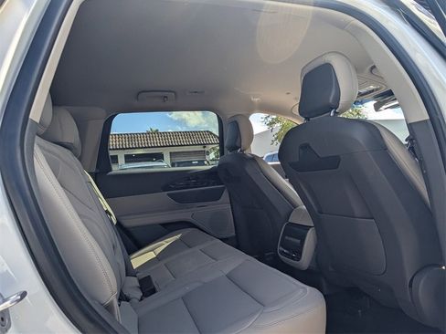 Used 2024 Lincoln Nautilus Premier image 14