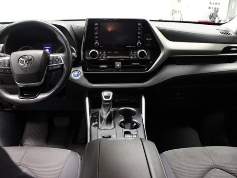 Used 2021 Toyota Highlander LE AWD/4WD image 19