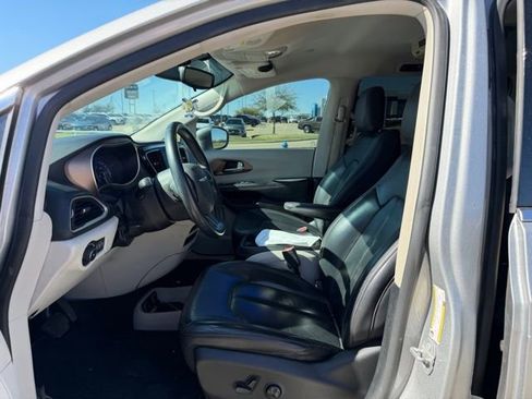 Used 2018 Chrysler Pacifica Touring-L image 15