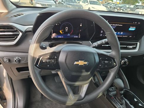 Used 2025 Chevrolet TrailBlazer LT AWD/4WD image 16