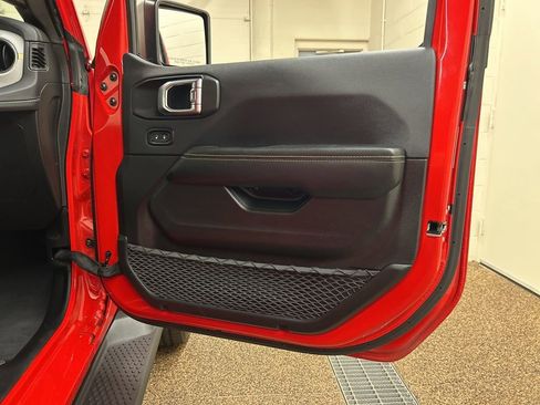 Used 2025 Jeep Wrangler Unlimited Sahara AWD/4WD image 16