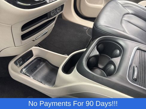 Used 2023 Chrysler Pacifica Touring-L FWD image 19