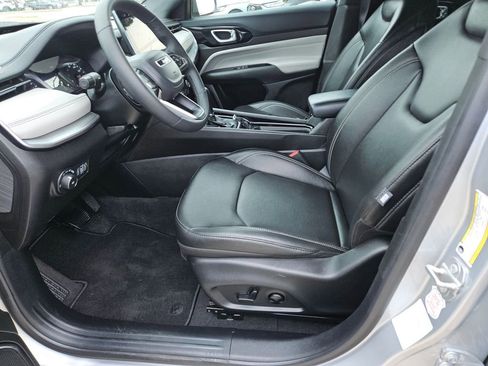 Used 2025 Jeep Compass Limited AWD/4WD image 11