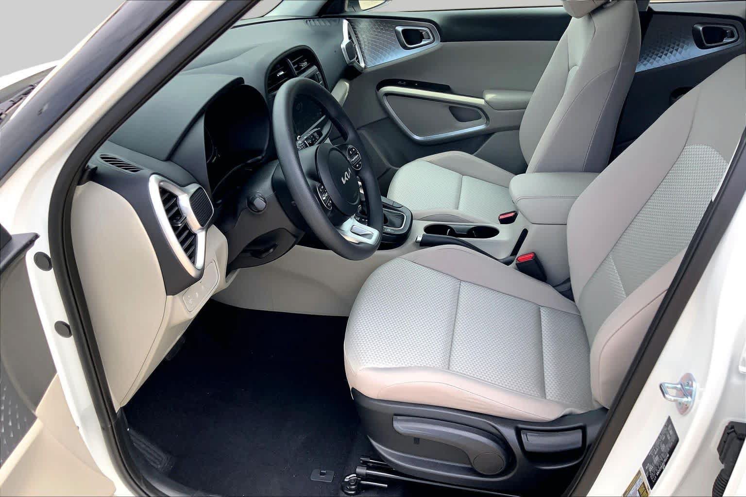 Used 2025 Kia Soul LX w/ LX Technology Package FWD image 8