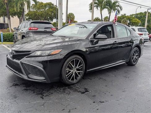 Used 2023 Toyota Camry SE image 3