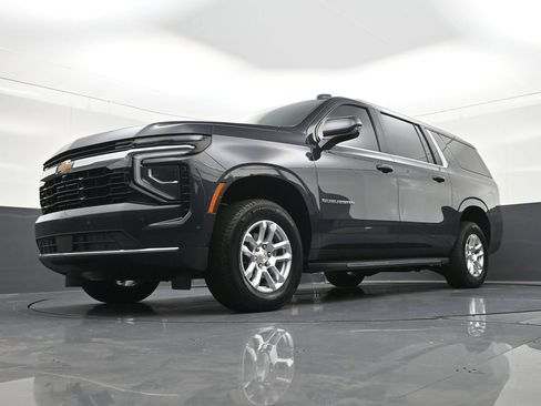 Used 2025 Chevrolet Suburban LS RWD image 24