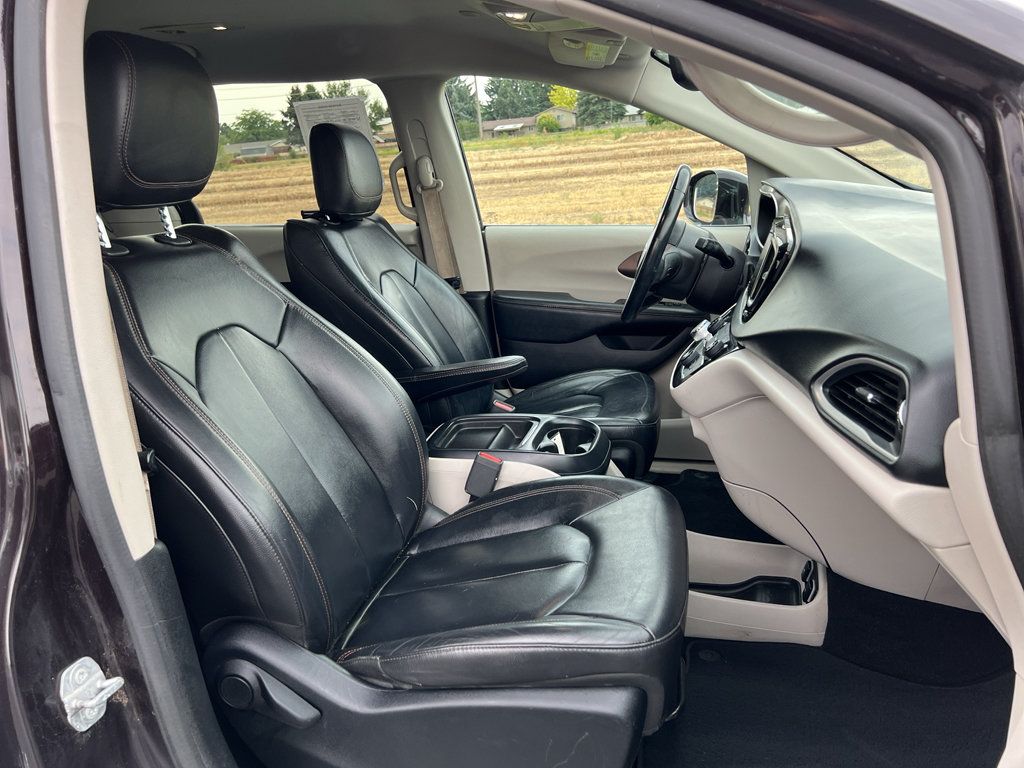 Used 2017 Chrysler Pacifica Touring-L FWD image 27