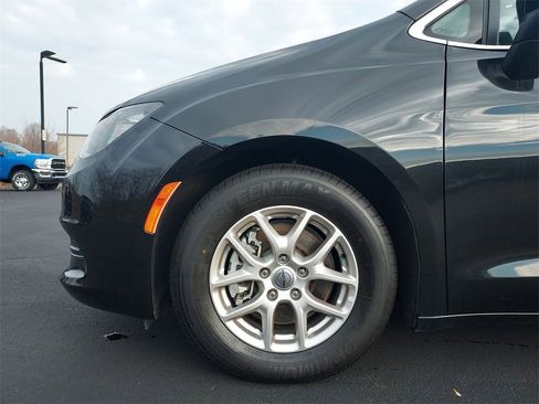 Used 2023 Chrysler Voyager LX image 16