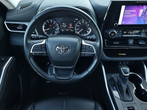 Certified 2023 Toyota Highlander XLE image 13