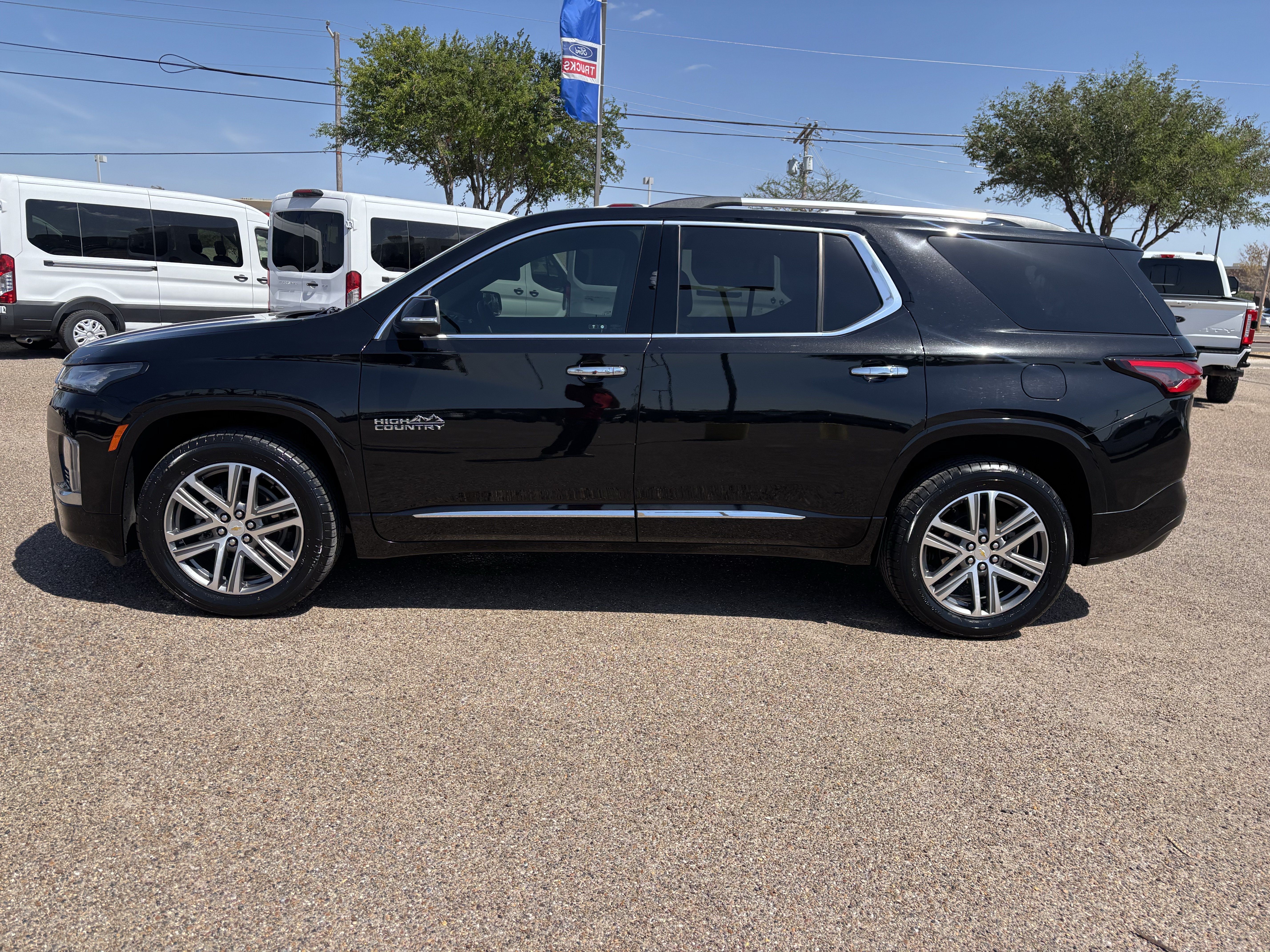 Used 2023 Chevrolet Traverse High Country w/ LPO, Floor Liner Package FWD image 2