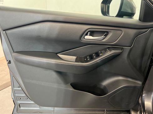 Used 2025 Nissan Rogue SV image 15