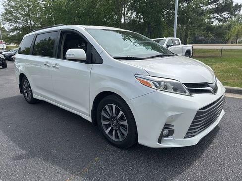 Used 2018 Toyota Sienna Limited image 7