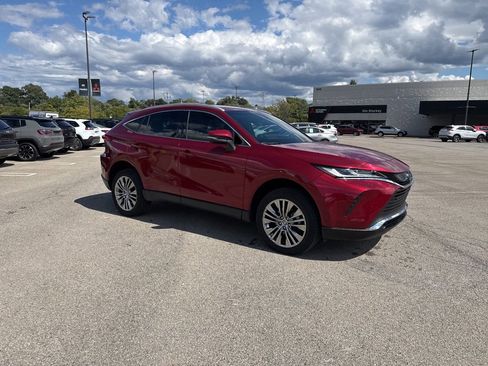 Used 2023 Toyota Venza XLE image 3